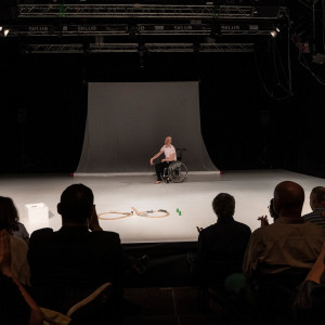 Performance rakouského tanečníka a filosofa Michaela Turinského Precarious Moves. Foto Lukáš Horký